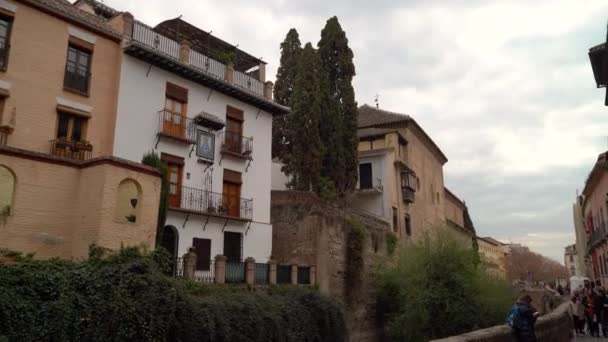 Panning Reveal Street Next Famous Darro River Granada Spain — Vídeos de Stock