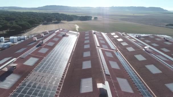一架无人驾驶飞机在太阳能电池板覆盖的偏远农场建筑的屋顶上空盘旋 该农场投资于可再生能源 以促进绿色和对回响友好的可持续农业 — 图库视频影像