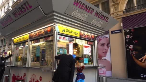 Типова Віденська Ковбаса Стоїть Поруч Людьми Йдуть Повз — стокове відео