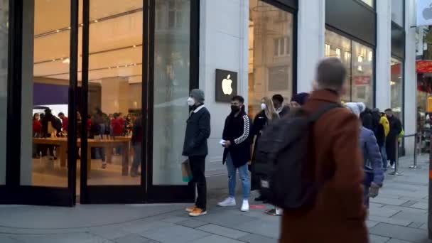 Las Personas Que Usan Mascarillas Haciendo Cola Frente Apple Store — Vídeos de Stock