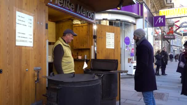 Mann Kauft Geröstete Kastanien Beim Straßenhändler Typisches Winter Streetfood — Stockvideo