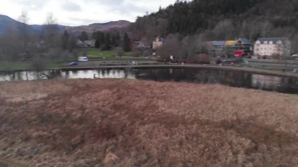 Drone Footage Hovering Low Height Panoramic View Callander River Teith — Vídeo de Stock