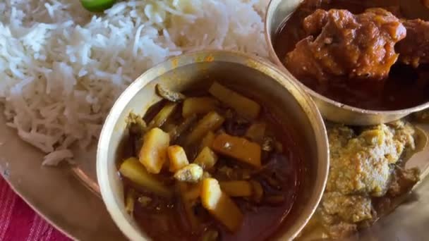 Bengalski Thali Kompletny Talerz Talerz Bengalskiego Regionu Indii Obejmuje Curry — Wideo stockowe