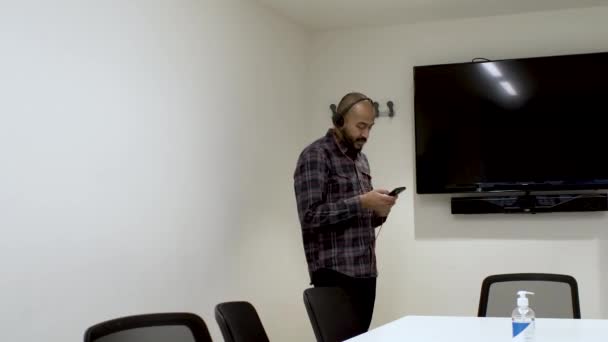 電話に接続されているマイクヘッドセットに話す彼の会話に焦点を当てた男は 彼の携帯電話に接続されているマイクヘッドセット — ストック動画