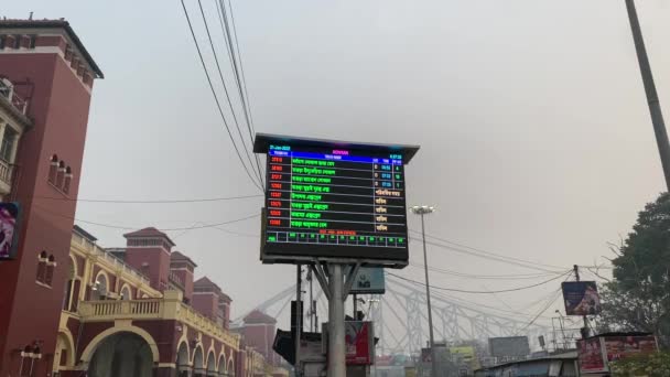 Widok Tablicę Przylotów Howrah Stacji Kolejowej Kalkuta Bengal Indie Strzał — Wideo stockowe
