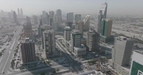 卡塔尔多哈卢萨尔市塔楼之间旋转的无人驾驶飞机 — 图库视频影像