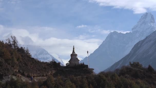 Een Boeddhist Stoepa Een Bergkam Met Amadablam Achtergrond — Stockvideo
