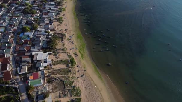 拥有沙滩和漂浮在海洋中的传统篮子船的渔民城镇的空中俯瞰 — 图库视频影像
