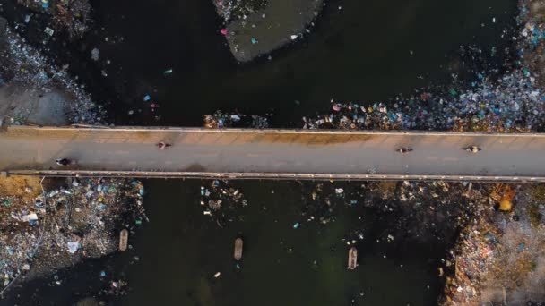 Cima Para Baixo Scooters Dirigindo Ponte Sobre Rio Poluído Com — Vídeo de Stock