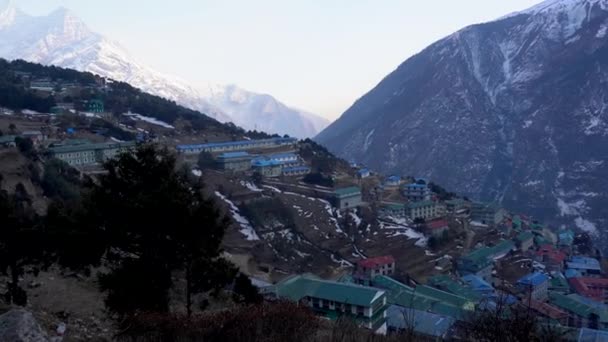 尼泊尔喜马拉雅山流域的纳姆什巴扎尔小城镇坐落在一个碗状山谷中 俯瞰全景 — 图库视频影像