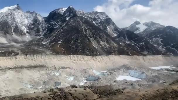 Flying Rugged Terrain Himalaya Mountains Nepal Snow Covered Landscape — Vídeo de stock