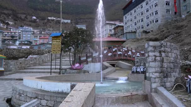 Фонтан Входа Небольшой Гималайский Городок Намче Базар — стоковое видео