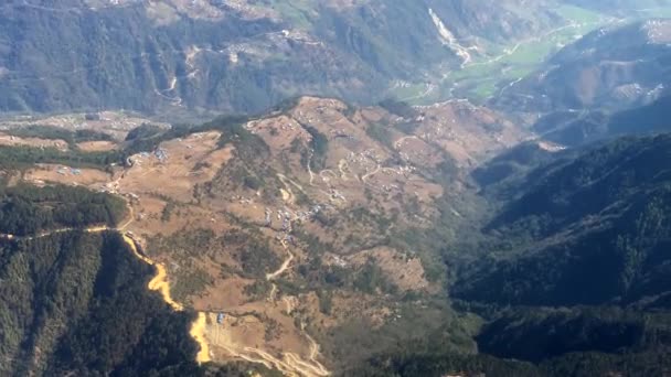 Een Luchtfoto Van Uitlopers Van Nepal Besprenkeld Met Dorpjes Wegen — Stockvideo