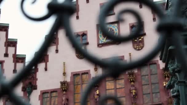 Old Building Steel Fence Foreground Roemer Frankfurt Main Germany Handheld — Wideo stockowe