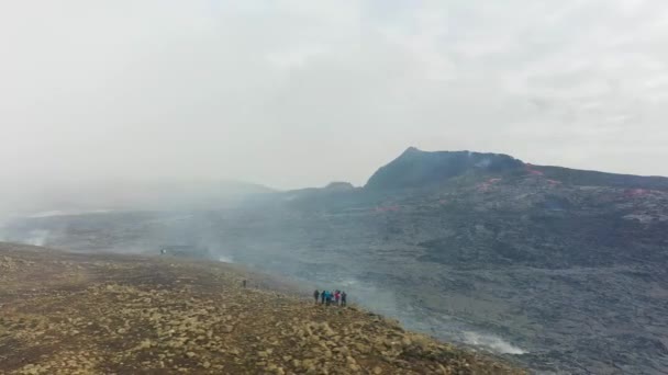 Μετακίνηση Δεξιά Γύρω Από Τους Ανθρώπους Στο Ηφαίστειο Στην Ισλανδία — Αρχείο Βίντεο