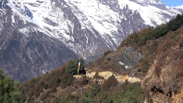 Una Vista Sendero Montaña Una Bandera Oración Las Montañas Del — Vídeo de stock