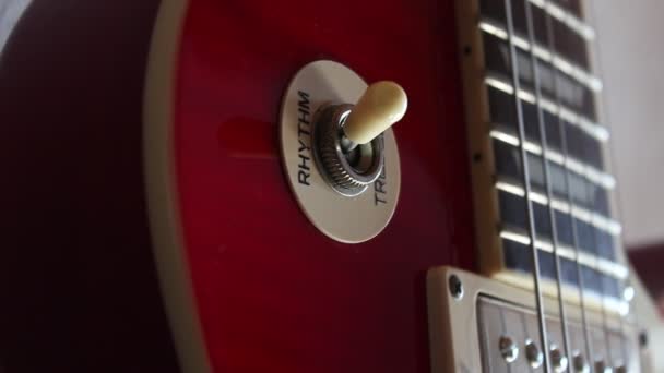 손가락 Les Paul 기타의 스위치를 움직이고 있습니다 — 비디오