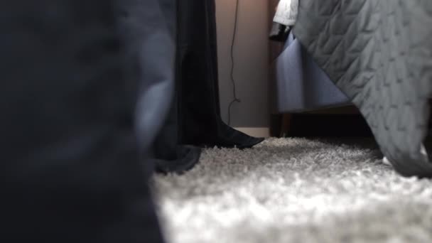 Hombre Levanta Cama Estira Los Pies Antes Caminar — Vídeo de stock