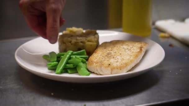 Chef Plates Sugar Snap Peas Fish Potatoes Hands Pile Pea — ストック動画