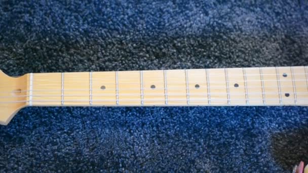 Eine Weiße Retro Gitarre Liegt Auf Einem Weichen Grauen Teppich — Stockvideo