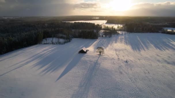 Pôr Sol Entre Nuvens Fundo Lança Longas Sombras Sobre Paisagem — Vídeo de Stock