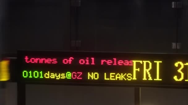 Protest Proti Změně Klimatu Nápis Displeji Odhozeným Olejem — Stock video