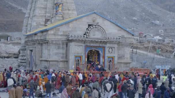 Scéna Přeplněných Oddaných Chrámu Kedarnath Indickém Uttarakhandu Široký Záběr — Stock video