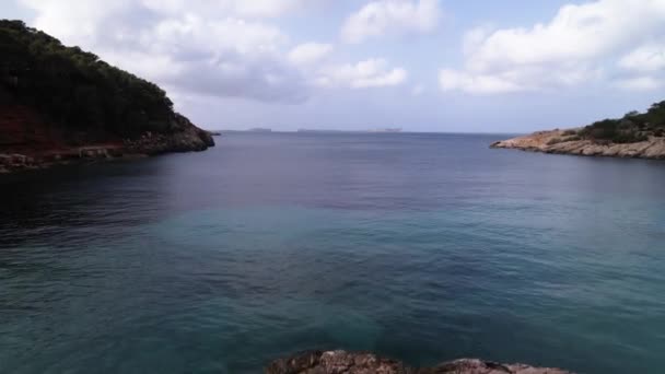 Cala Salada Ibiza海滩和海湾 无人驾驶飞机前进 — 图库视频影像