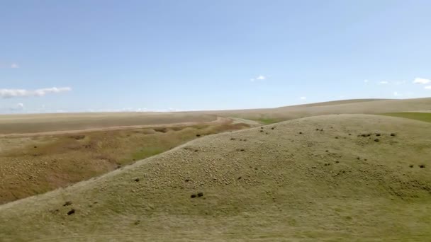 Drone Flies Ridge Eastern Washington Channeled Scablands Covered Tumbleweed Sagebrush — ストック動画
