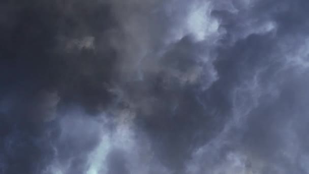 その夜の雷雨空のリアルタイム 雷雨4K — ストック動画