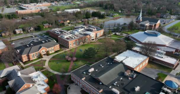 College University Campus Usa Aerial Orbit Reveals Academic Buildings Green — стокове відео
