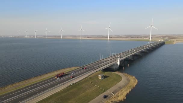 Umlaufbahn Über Klappbrücke Mit Verkehr Windräder Der Ferne Niederlande — Stockvideo