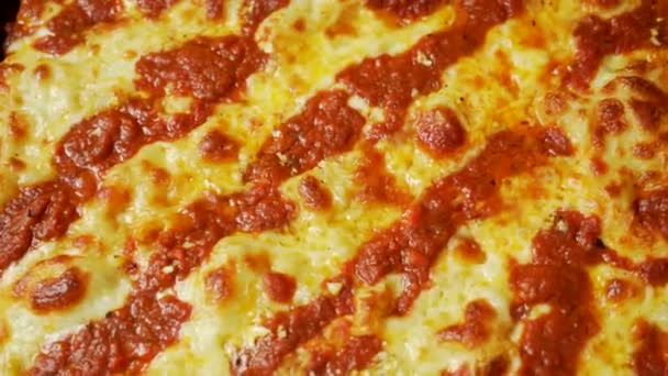 Verse Pizza Detroit Stijl Margherita Komt Uit Oven — Stockvideo