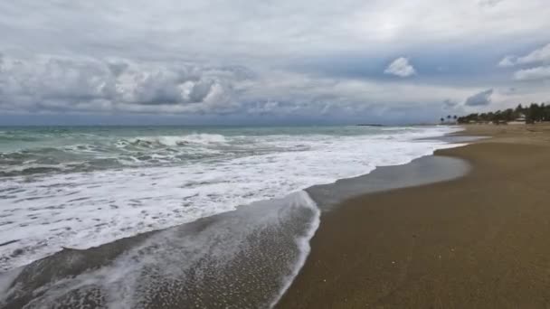 Shot Empty Sandy Brown Beach White Blue Water Marbella Spain — стокове відео