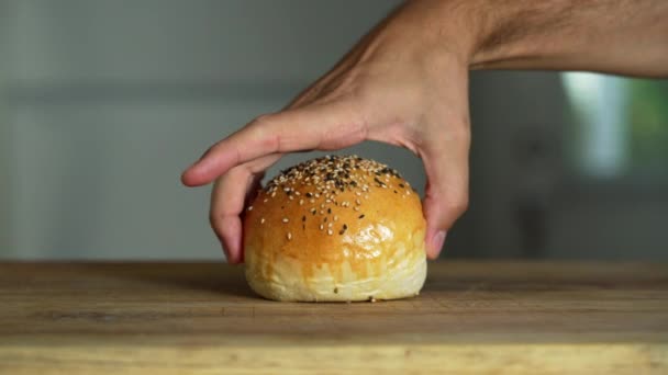 Met Hand Een Hamburger Tafel Leggen Hem Kapot Slaan — Stockvideo