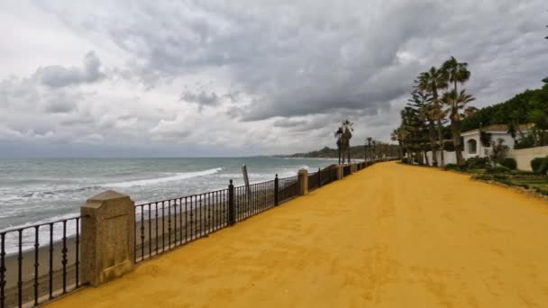 Shot Wide Footpath Beach Cloudy Day Coast Line Marbella Malaga — Vídeos de Stock