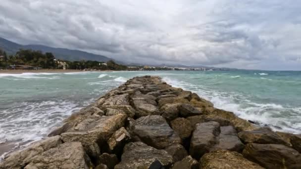 Schot Van Rotsen Bij Haven Het Strand Van Marbella Spanje — Stockvideo