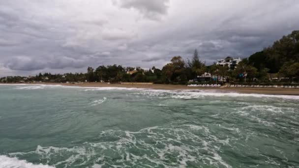 Ampla Foto Bela Praia Vazia Dia Nublado Marbella Espanha — Vídeo de Stock