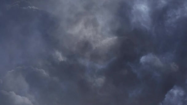 その夜の雷雨空のリアルタイム 雷雨4K — ストック動画