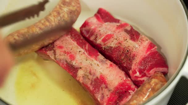 Tagliare Carni Girare Salsicce Costolette Una Pentola Ghisa — Video Stock