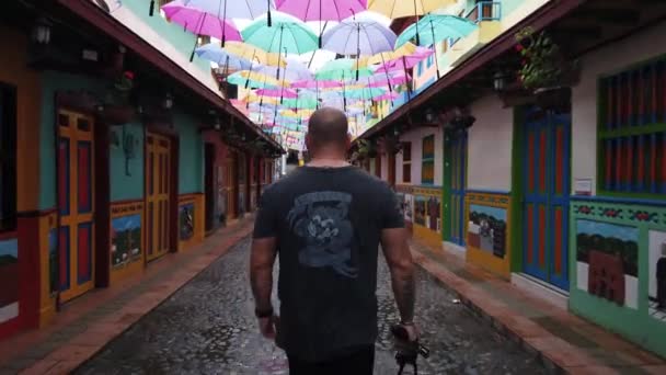 Tourist Walking Alone Street Umbrellas Guatape — Stok video
