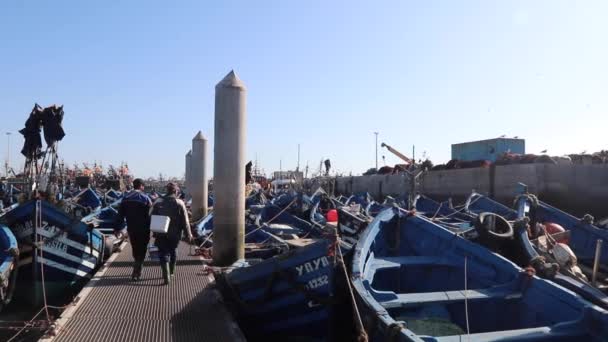 Dva Rybáři Procházející Kolem Přístavu Essaouira Maroku Blízkosti Mnoha Kánoí — Stock video