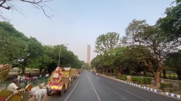 Ультраширокий Снимок Конной Тележки Машинами Улице Индийском Городе Колумба Фоне — стоковое видео