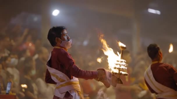 Triveni Ghat Hindistan Düzenlenen Akşam Töreni Sırasında Kırmızı Cübbeli Rahipler — Stok video