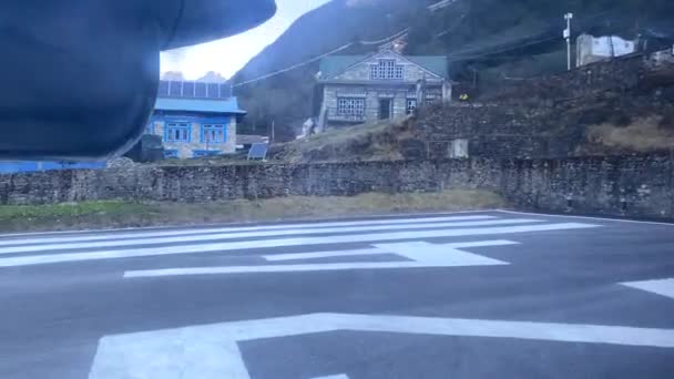 Avión Que Detiene Pista Del Aeropuerto Lukla Nepal — Vídeos de Stock