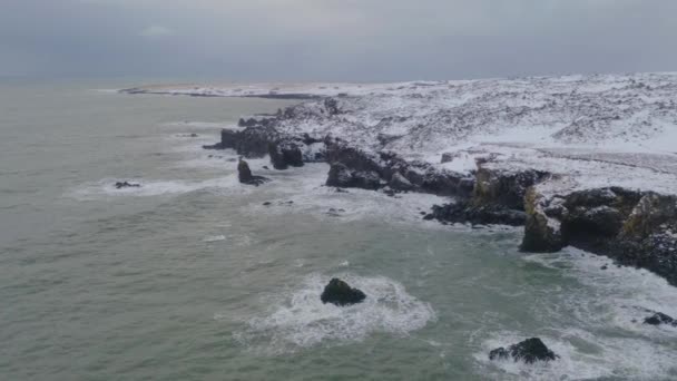 冬季空中无人驾驶飞机拍摄神秘的雪崩海岸线 慢镜头拍摄 冰冷的风景和海浪拍击悬崖 — 图库视频影像