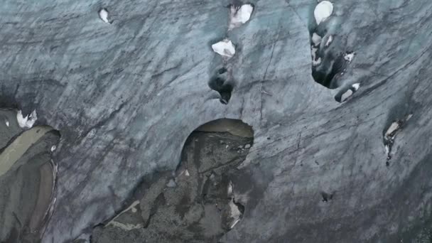 氷河の舌のアイスランドの氷の洞窟の穴を示す空中トップダウンショット 降下ドローンショット — ストック動画