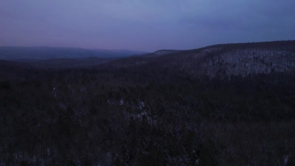 Flygdrönare Videofilmer Mörkrets Inbrott Snöiga Appalachian Bergen Vintern Catskill Mountains — Stockvideo