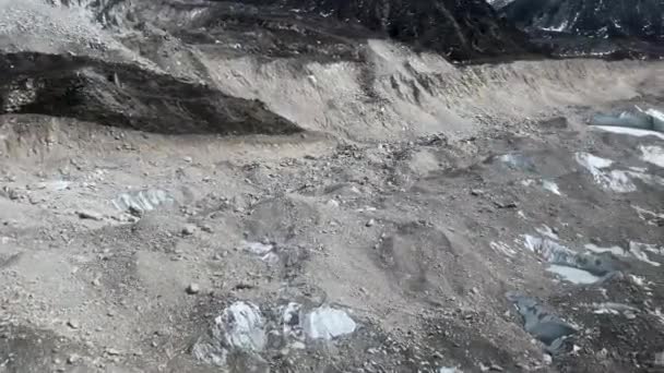 飞越尼泊尔珠穆朗玛峰基地营地附近昆布山谷的冰川 — 图库视频影像