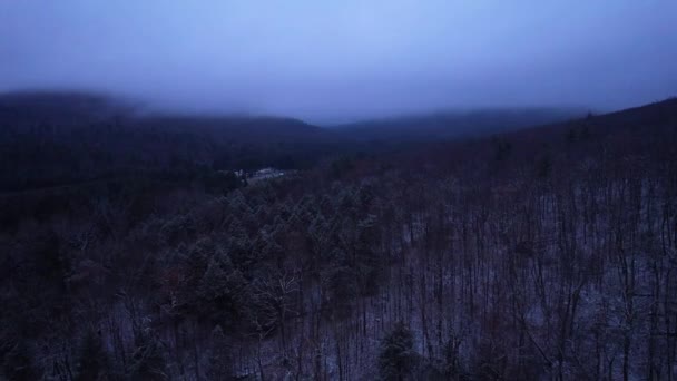 Imagens Vídeo Drone Aéreo Noite Nebulosa Mágica Nas Montanhas Nevadas — Vídeo de Stock